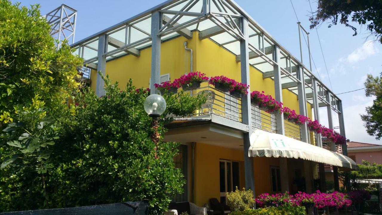 Hotel ILLI Marina di Massa Exterior foto